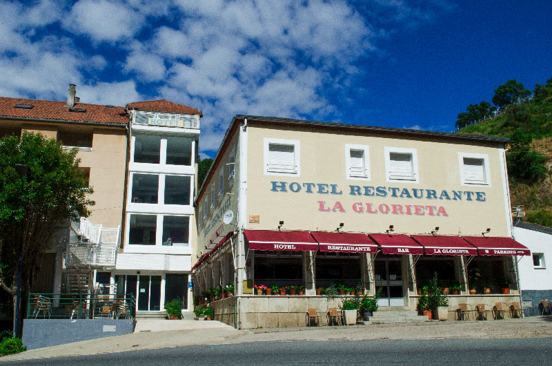 fachada del hostal la glorieta