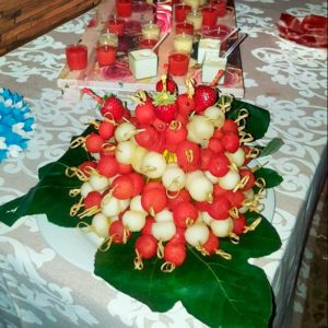 mesa de catering con bandejas de frutas