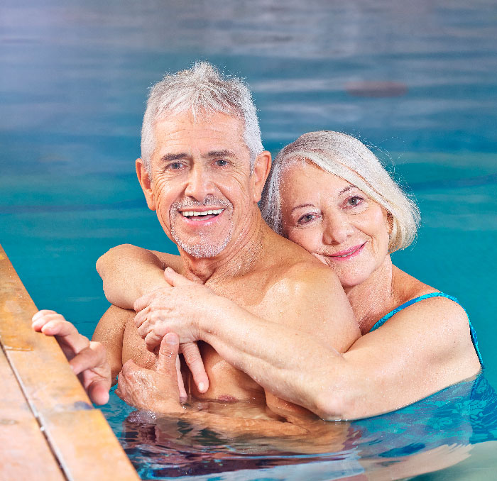 pareja de ancianos disfrutando del balneario montemayor